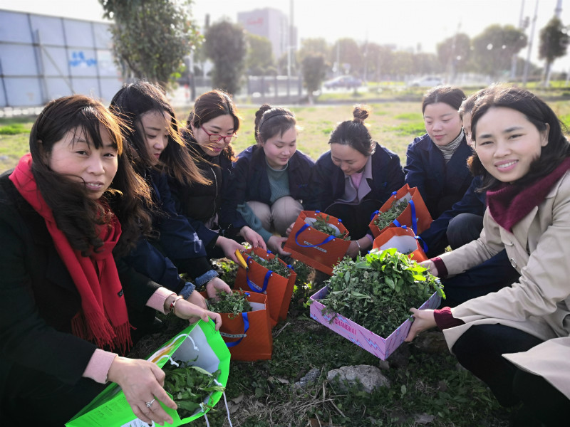 公司工會(huì)開(kāi)展慶“三八女神節(jié)”女職工“挖野菜、包餛飩”活動(dòng)